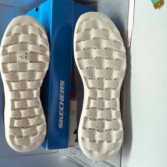 BNIB Skechers woman’s size 11 Black - Picture 6 of 7